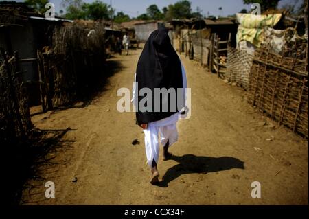 Apr 22, 2010 - Maharashtra, India - La crisi idrica in India ha molti strati, dalla penuria di acqua nelle città e nei villaggi di gocce in media di pioggia caduta e le colture non riuscita. Il padre, CHAMPEAT TEKAM, di chi è figlio si suicidò a causa del guasto di colture e di debito di montaggio cammina indietro al villaggio af Foto Stock