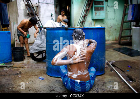 Apr 22, 2010 - Dharavi, Maharashtra, India - con l'India la popolazione a 1.2 miliardi di persone e di conteggio, plus interno della migrazione economica per le aree urbane di campagna, le città del paese sono pieni in corrispondenza delle cuciture. Carenza di alloggio, di elettricità e di acqua tagli, congestione del traffico, inquinamento Foto Stock