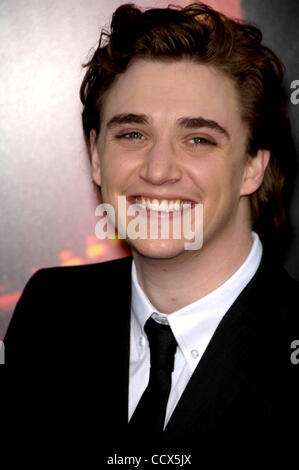 Apr. 27, 2010 - Hollywood, California, Stati Uniti - Kyle Gallner durante la premiere del nuovo film della Warner Bros Foto un incubo su ELM STREET, tenutasi al Grauman's Chinese Theater, il 27 aprile 2010 a Los Angeles. 2010.K64685MGE(Immagine di credito: Â© Michael Germana Globo/foto/ZUMApress.com) Foto Stock