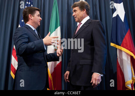 27 maggio 2010 - Austin, Texas, Stati Uniti d'America - Texas Governor RICK PERRY incontra il governatore RODRIGO MEDINA DE LA CRUZ di Nuevo Leon, Messico per discutere di sicurezza alle frontiere e le questioni economiche. Il Messico è Texas' più grande partner commerciale con più di $ 56 miliardi di euro in Texas prodotti esportati e più di circa 115 miliardi di dollari Foto Stock