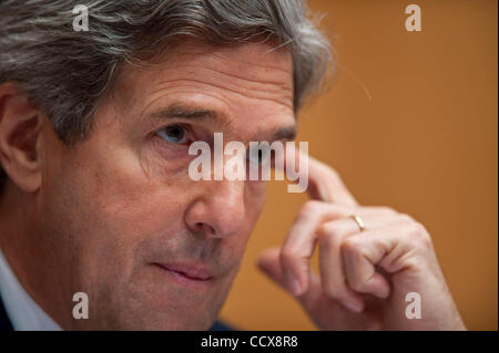 25 maggio 2010 - Washington, Distretto di Columbia, Stati Uniti, - Il senatore John Kerry ascolta come ex Segretario di Stato Henry Kissinger testimonia davanti al Senato Comitato delle Relazioni Estere su "Il ruolo del controllo degli armamenti strategici in una guerra Post-Cold Mondo", concentrandosi USA-Russia di riduzione delle armi strategiche Foto Stock