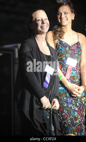 8 aprile 2010 - Wilmington, Carolina del Nord, Stati Uniti d'America - Sgt. KIM MUNLEY del Fort Hood federale di polizia dipartimento speciale Team di reazione al Fort Hood il dipartimento di polizia di Fort Hood in Texas è di introdurre a una folla di oltre 6, 000 presso la Trask Coliseum si trova sul campus dell'Università del Nord Carolina Foto Stock