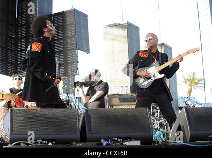 Apr 16, 2010 - Indio, California, Stati Uniti d'America - cantante BOOTS Riley e il chitarrista Tom Morello della band Street Sweeper Social Club si esibisce dal vivo come parte del 2010 Coachella Valley Music e Arts Festival. La tre giorni di fesitval attrarrà oltre 75 mila appassionati di musica per vedere una varietà di artista su cinque dif Foto Stock