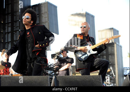 Apr 16, 2010 - Indio, California, Stati Uniti d'America - cantante BOOTS Riley e il chitarrista Tom Morello della band Street Sweeper Social Club si esibisce dal vivo come parte del 2010 Coachella Valley Music e Arts Festival. La tre giorni di fesitval attrarrà oltre 75 mila appassionati di musica per vedere una varietà di artista su cinque dif Foto Stock