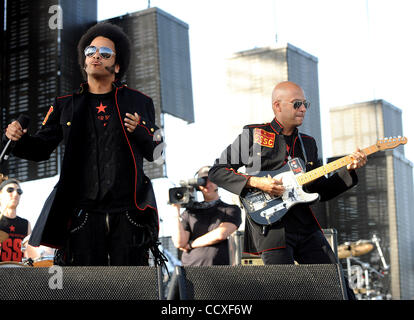 Apr 16, 2010 - Indio, California, Stati Uniti d'America - cantante BOOTS Riley e il chitarrista Tom Morello della band Street Sweeper Social Club si esibisce dal vivo come parte del 2010 Coachella Valley Music e Arts Festival. La tre giorni di fesitval attrarrà oltre 75 mila appassionati di musica per vedere una varietà di artista su cinque dif Foto Stock