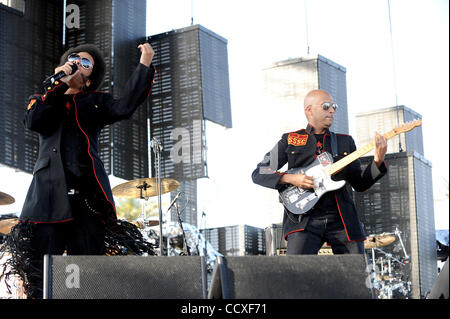 Apr 16, 2010 - Indio, California, Stati Uniti d'America - cantante BOOTS Riley e il chitarrista Tom Morello della band Street Sweeper Social Club si esibisce dal vivo come parte del 2010 Coachella Valley Music e Arts Festival. La tre giorni di fesitval attrarrà oltre 75 mila appassionati di musica per vedere una varietà di artista su cinque dif Foto Stock