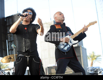 Apr 16, 2010 - Indio, California, Stati Uniti d'America - cantante BOOTS Riley e il chitarrista Tom Morello della band Street Sweeper Social Club si esibisce dal vivo come parte del 2010 Coachella Valley Music e Arts Festival. La tre giorni di fesitval attrarrà oltre 75 mila appassionati di musica per vedere una varietà di artista su cinque dif Foto Stock