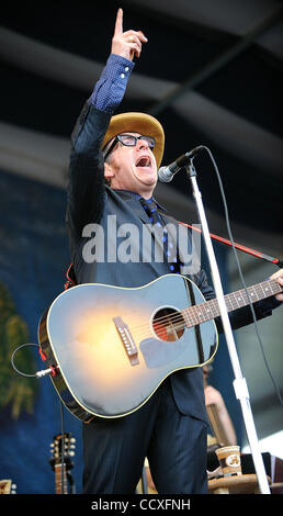 Apr 29, 2010 - New Orleans, in Louisiana, Stati Uniti d'America - musicista Elvis Costello e il Sugarcanes suona dal vivo come parte del 2010 New Orleans Jazz & Heritage Festival che è tenuto a New Orleans. Copyright 2010 Jason Moore. Foto Stock