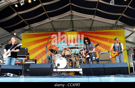 Apr 29, 2010 - New Orleans, in Louisiana, Stati Uniti d'America - (L-R) il cantante / chitarrista Warren Haynes, batterista MATT ABTS, bassista chitarrista JORGEN CARLSSON e tastierista / chitarrista DANNY LOUIS della band Gov't Mule come essi si esibisce dal vivo come parte del 2010 New Orleans Jazz & Heritage Festival che è tenuto nel nuovo Foto Stock