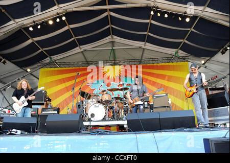 Apr 29, 2010 - New Orleans, in Louisiana, Stati Uniti d'America - (L-R) il cantante / chitarrista Warren Haynes, batterista MATT ABTS, bassista chitarrista JORGEN CARLSSON e tastierista / chitarrista DANNY LOUIS della band Gov't Mule come essi si esibisce dal vivo come parte del 2010 New Orleans Jazz & Heritage Festival che è tenuto nel nuovo Foto Stock