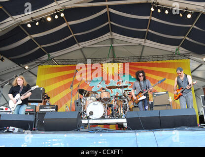 Apr 29, 2010 - New Orleans, in Louisiana, Stati Uniti d'America - (L-R) il cantante / chitarrista Warren Haynes, batterista MATT ABTS, bassista chitarrista JORGEN CARLSSON e tastierista / chitarrista DANNY LOUIS della band Gov't Mule come essi si esibisce dal vivo come parte del 2010 New Orleans Jazz & Heritage Festival che è tenuto nel nuovo Foto Stock