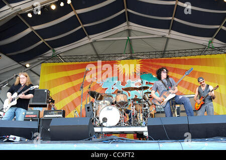 Apr 29, 2010 - New Orleans, in Louisiana, Stati Uniti d'America - (L-R) il cantante / chitarrista Warren Haynes, batterista MATT ABTS, bassista chitarrista JORGEN CARLSSON e tastierista / chitarrista DANNY LOUIS della band Gov't Mule come essi si esibisce dal vivo come parte del 2010 New Orleans Jazz & Heritage Festival che è tenuto nel nuovo Foto Stock