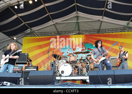 Apr 29, 2010 - New Orleans, in Louisiana, Stati Uniti d'America - (L-R) il cantante / chitarrista Warren Haynes, batterista MATT ABTS, bassista chitarrista JORGEN CARLSSON e tastierista / chitarrista DANNY LOUIS della band Gov't Mule come essi si esibisce dal vivo come parte del 2010 New Orleans Jazz & Heritage Festival che è tenuto nel nuovo Foto Stock