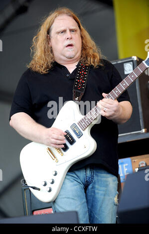 Apr 29, 2010 - New Orleans, in Louisiana, Stati Uniti d'America - cantante / chitarrista Warren Haynes della band Gov't Mule come essi si esibisce dal vivo come parte del 2010 New Orleans Jazz & Heritage Festival che è tenuto a New Orleans Race Track. Copyright 2010 Jason Moore. Foto Stock