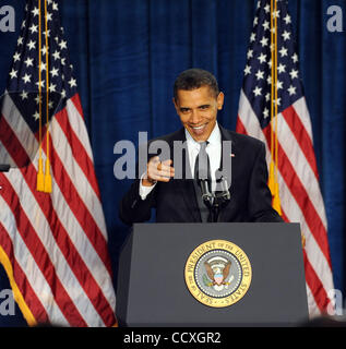 Il Presidente Usa Barack Obama punti alla folla prima di parlare di posti di lavoro e l'economia durante la Casa Bianca per strada principale tappa del tour a Savannah Technical College di Savannah, Georgia USA il 02 marzo 2010. Foto Stock