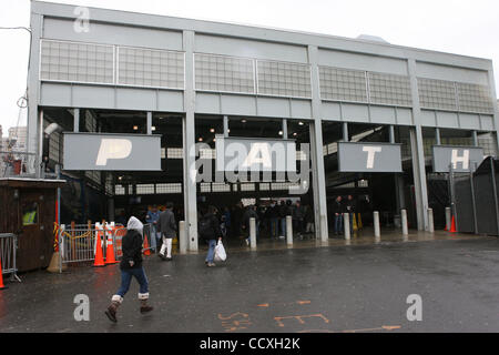 Ingresso del WTC Stazione percorso a West Broadway e Vesey Sts. in Manhattan. Noi. Reps.Carolyn Maloney, Frank Pallone, Jerry Nadler, Anthony Weiner, e Nydia Velazquez ha annunciato un decisivo passo in avanti per il James Zadroga 9/11 Salute e atto di compensazione, la legislazione che fornirebbe comprehens Foto Stock