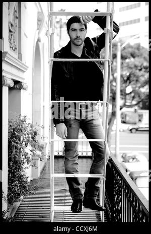 Apr 29, 2010 - Los Angeles, California, Stati Uniti - Attore francese TAHAR RAHIM, stella del 2010 Oscar nomination film 'un profeta' a Portrait Session a Los Angeles. (Credito Immagine: © Brian Lowe/ZUMA Press) Foto Stock