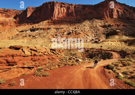 03 maggio 2010 - Moab, Utah, Stati Uniti d'America - un gruppo di appassionati di mountain bike fissato un permesso per il White Rim Trail che corre attraverso il Parco Nazionale di Canyonlands vicino a Moab, Utah. Il gruppo aveva una trazione a quattro ruote motrici vehcile per supporto. Si accamparono in certified campeggi. Il sentiero è di 103 miglia lungo e corre attraverso b Foto Stock