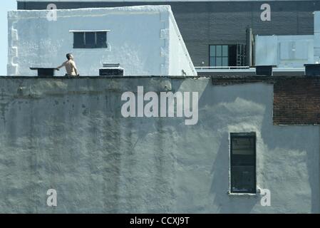 05 maggio 2010 - New York New York, Stati Uniti - Un uomo sunbathes sul tetto di un edificio in fase di ristrutturazione su Washington St in Manhattan. (Credito Immagine: Â© Mariela Lombard/ZUMA Press) Foto Stock