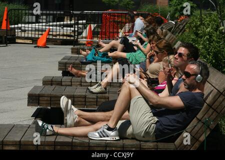 05 maggio 2010 - New York New York, Stati Uniti - Newyorkesi godetevi il sole e relax presso la linea H Park in Manhattan. (Credito Immagine: Â© Mariela Lombard/ZUMA Press) Foto Stock