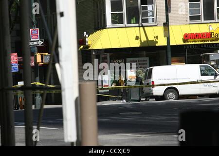 Maggio 07, 2010 - New York New York, Stati Uniti - NYPD, New York il dipartimento di polizia indagare un pacchetto sospetto all'angolo di West 45th. San e otto Ave. in Times Square. (Credito Immagine: Â© Mariela Lombard/ZUMA Press) Foto Stock