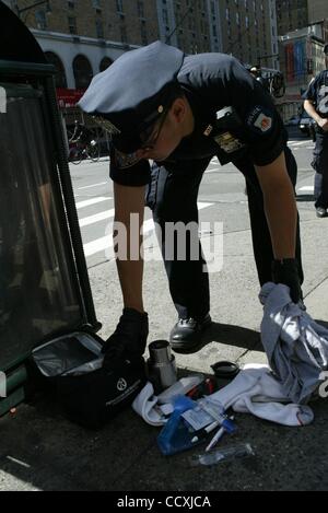 Maggio 07, 2010 - New York New York, Stati Uniti - NYPD, New York il dipartimento di polizia indagare un pacchetto sospetto all'angolo di West 45th. San e otto Ave. in Times Square. (Credito Immagine: Â© Mariela Lombard/ZUMA Press) Foto Stock