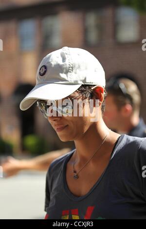 Maggio 20, 2010 - Los Angeles, California, Stati Uniti - Halle Berry esce un edificio medico in Beverly Hills scortati dalla polizia. (Credito Immagine: Â© Laguna Immagini/ZUMApress.com) Foto Stock