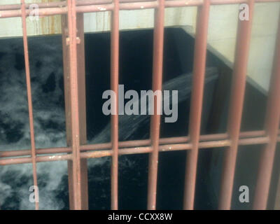 Aprile 2, 2010 - Fukushima, Giappone - In questa dispensa foto rilasciata dalla Tokyo Electric Power Company (TEPCO) datata 2 aprile 2011, contenente acqua altamente concentrata di materiale radioattivo è trapelato in prossimità del reattore n.2 della centrale nucleare di Fukushima ha iniziato a scaricare l'acqua contenente meno radi Foto Stock