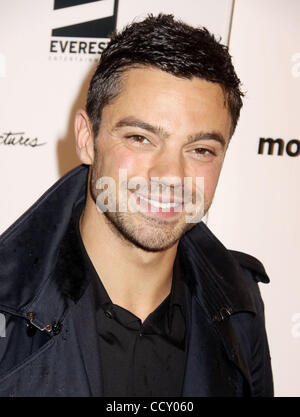 Attore DOMINIC COOPER assiste il New York premiere di 'Maltri e bambino" tenutasi presso il teatro di Parigi. Foto Stock