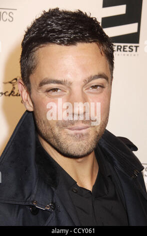 Attore DOMINIC COOPER assiste il New York premiere di 'Maltri e bambino" tenutasi presso il teatro di Parigi. Foto Stock