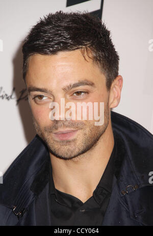 Attore DOMINIC COOPER assiste il New York premiere di 'Maltri e bambino" tenutasi presso il teatro di Parigi. Foto Stock