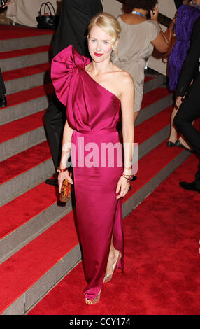 L'attrice Naomi Watts assiste il del Metropolitan Museum of Art Costume Institute Gala beneficio per l'apertura della nuova esposizione "donna americana: la realizzazione di una identità nazionale'. Foto Stock