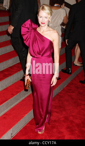 L'attrice Naomi Watts assiste il del Metropolitan Museum of Art Costume Institute Gala beneficio per l'apertura della nuova esposizione "donna americana: la realizzazione di una identità nazionale'. Foto Stock