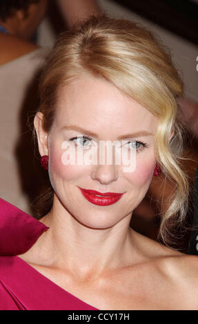 L'attrice Naomi Watts assiste il del Metropolitan Museum of Art Costume Institute Gala beneficio per l'apertura della nuova esposizione "donna americana: la realizzazione di una identità nazionale'. Foto Stock