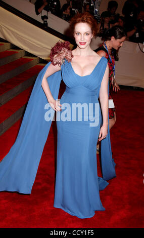 L'attrice Christina Hendricks assiste il del Metropolitan Museum of Art Costume Institute Gala beneficio per l'apertura della nuova esposizione "donna americana: la realizzazione di una identità nazionale'. Foto Stock