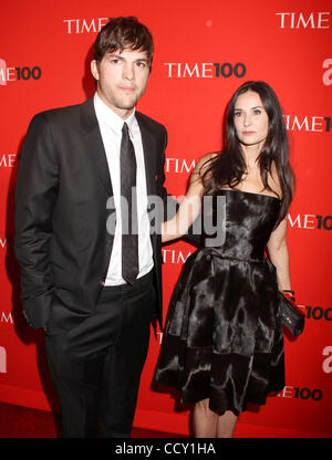 Attore Ashton Kutcher e attrice demi moore frequentare il tempo 2010 100 gala tenutosi presso il Time Warner Center. Foto Stock