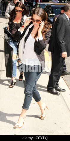 L'attrice Evangeline Lilly colloqui su un cellulare al suo aspetto su 'Late Show con David Letterman" tenutasi presso la Ed Sullivan Show. Foto Stock