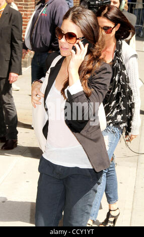 L'attrice Evangeline Lilly colloqui su un cellulare al suo aspetto su 'Late Show con David Letterman" tenutasi presso la Ed Sullivan Show. Foto Stock