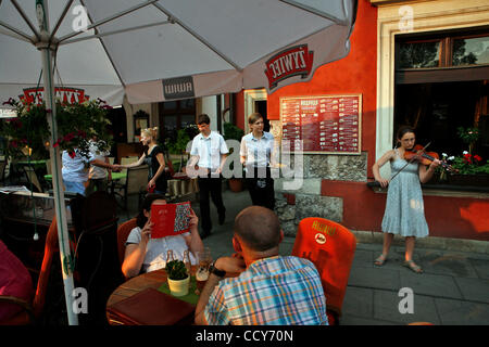 Un Ebreo-ristorante a tema su Szeroka Street in Kazimierz. Prima della caduta del comunismo in Polonia, nell'ex quartiere ebraico di Kazimerz in Cracovia era malandato e pericolosi per la visita di notte. Oggi la zona attira migliaia di turisti ogni anno da tutto il mondo. Il quartiere era una volta Foto Stock