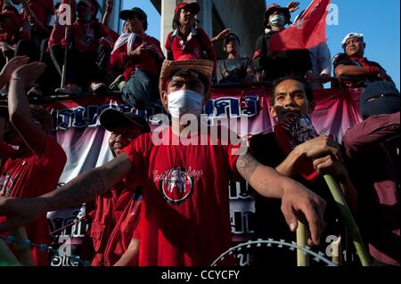 Apr 20, 2010 - Bangkok, Thailandia - Anti governo manifestanti guardia all'eretto delle barricate sulla 'separazione' di linea tra esercito thailandese e dimostranti nel quartiere finanziario di Bangkok. La tensione si accumula come il governo tailandese ha distribuito i soldati dell esercito e della polizia a guardia del financi Foto Stock