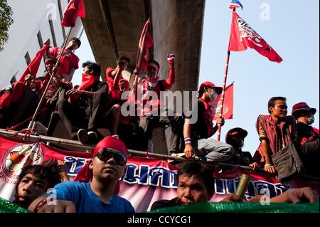 Apr 20, 2010 - Bangkok, Thailandia - Anti governo manifestanti gridare slogan sul 'separazione' di linea tra esercito thailandese e dimostranti nel quartiere finanziario di Bangkok. La tensione si accumula come il governo tailandese ha distribuito i soldati dell esercito e della polizia a guardia del quartiere finanziario. Camicie rosse Foto Stock