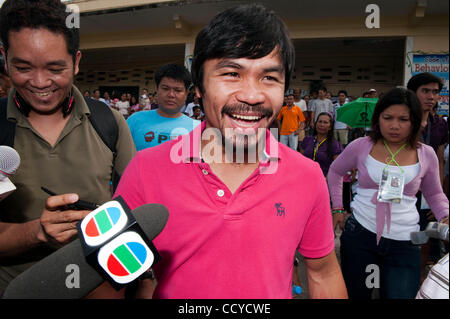 Maggio 09, 2010 - Kiamba, Sarangani, Filippine - campione del pugilato Manny Pacquiao parla con i giornalisti come egli esce dalla stazione di polling durante il filippino elezioni nazionali e locali su 10 Maggio 2010 in Kiamba, Sarangani Filippine..Manny Pacquiao è in esecuzione per il membro del congresso..Per la prima volta s Foto Stock