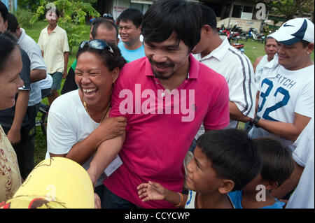 Maggio 09, 2010 - Kiamba, Sarangani, Filippine - campione del pugilato Manny Pacquiao salutare i suoi sostenitori come egli esce dalla stazione di polling durante il filippino elezioni nazionali e locali su 10 Maggio 2010 in Kiamba, Sarangani Filippine..Manny Pacquiao è in esecuzione per il membro del congresso..Per la prima volta alcuni Foto Stock