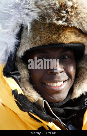 Il giamaicano musher Newton Marshall, da St. Ann Giamaica, barzellette intorno prima l inizio ufficiale del 1100 mile Iditarod Trail Sled Dog Race a nome di Willow, Alaska domenica 7 marzo, 2010. Marshall che è sponsorizzato dalla cantante, song writer Jimmy Buffett è il primo musher dalla Giamaica per eseguire la Foto Stock