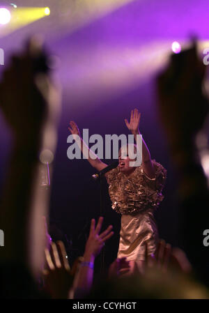 British electronic/dance cantante Scarponcini (vero nome: Victoria Christina Hesketh), esegue in un concerto al teatro di EL Rey a Los Angeles. (Foto di Ringo Chiu / Zuma Press) Foto Stock