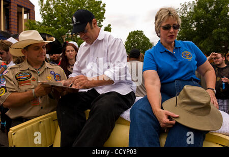 8 maggio 2010 - Houston, Texas, Stati Uniti d'America - Emmy Award-winning attore Dan Aykroyd, grand maresciallo della XXIII edizione Houston Art Car Parade, e il Sindaco di Houston ANNISE PARKER sedersi sulla cima di una benna roadster hot rod. Quest'anno la sfilata featured quasi 300 addobbate a festa le automobili. Foto Stock