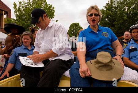 8 maggio 2010 - Houston, Texas, Stati Uniti d'America - Emmy Award-winning attore Dan Aykroyd, grand maresciallo della XXIII edizione Houston Art Car Parade, e il Sindaco di Houston ANNISE PARKER sedersi sulla cima di una benna roadster hot rod. Quest'anno la sfilata featured quasi 300 addobbate a festa le automobili. Foto Stock