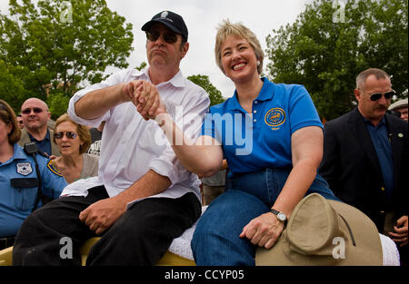 8 maggio 2010 - Houston, Texas, Stati Uniti d'America - Emmy Award-winning attore Dan Aykroyd, grand maresciallo della XXIII edizione Houston Art Car Parade, e il Sindaco di Houston ANNISE PARKER sedersi sulla cima di una benna roadster hot rod. Quest'anno la sfilata featured quasi 300 addobbate a festa le automobili. Foto Stock