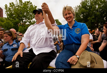 8 maggio 2010 - Houston, Texas, Stati Uniti d'America - Emmy Award-winning attore Dan Aykroyd, grand maresciallo della XXIII edizione Houston Art Car Parade, e il Sindaco di Houston ANNISE PARKER sedersi sulla cima di una benna roadster hot rod. Quest'anno la sfilata featured quasi 300 addobbate a festa le automobili. Foto Stock