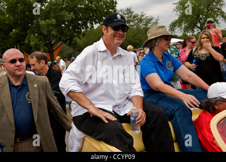 8 maggio 2010 - Houston, Texas, Stati Uniti d'America - Emmy Award-winning attore Dan Aykroyd, grand maresciallo della XXIII edizione Houston Art Car Parade, e il Sindaco di Houston ANNISE PARKER sedersi sulla cima di una benna roadster hot rod. Quest'anno la sfilata featured quasi 300 addobbate a festa le automobili. Foto Stock